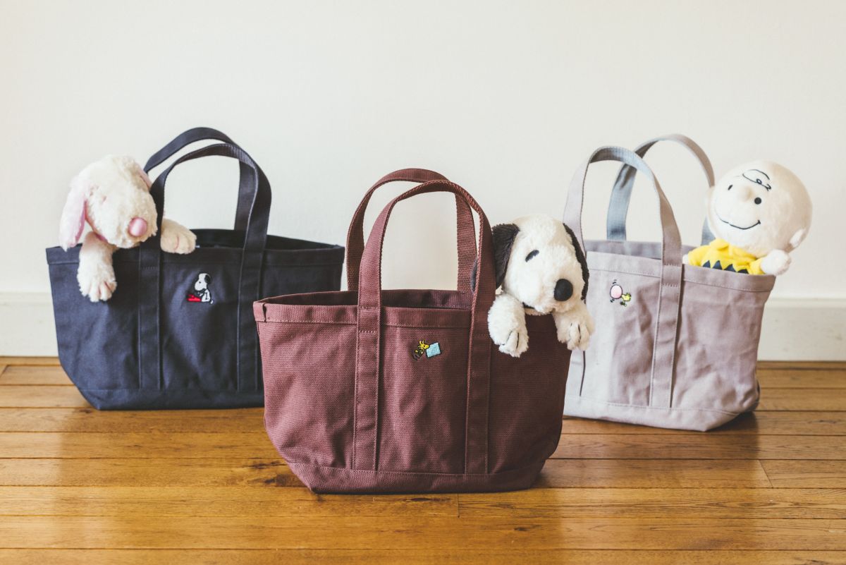 ベーシックカラートート  各4200円、ゆるくたぬいぐるみスヌーピー（ピンク） 2750円、ゆるくたぬいぐるみスヌーピー（グレー） 2750円、ゆるくたぬいぐるみ チャーリー・ブラウン 3300円