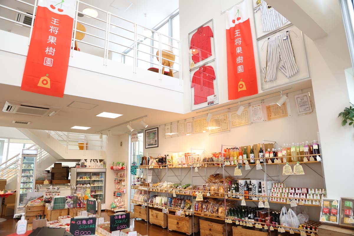 1階にはショップ、2階にはカフェのイートインスペースがある