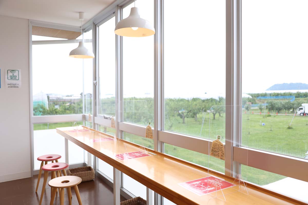 カウンター席やテーブル席でゆっくりとくつろげる