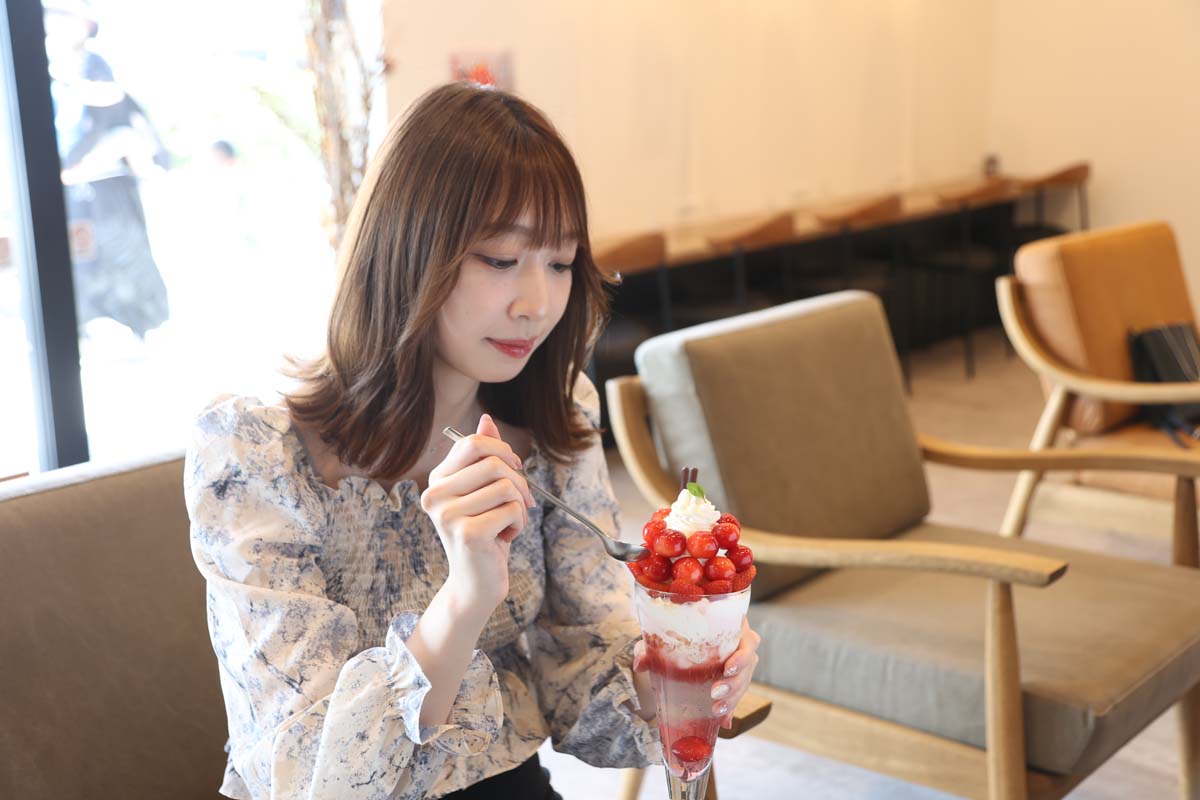 山形県産サクランボとイチゴがてんこ盛りの「シュシュパフェ」1400円（※9月30日までの期間限定）