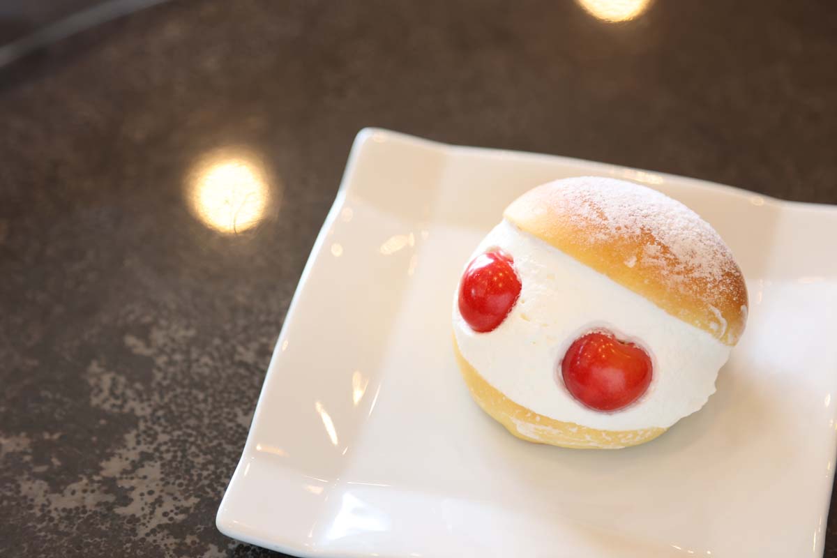 サクランボのマリトッツォ 350円（11時30分〜販売。サクランボはイートインのみ）