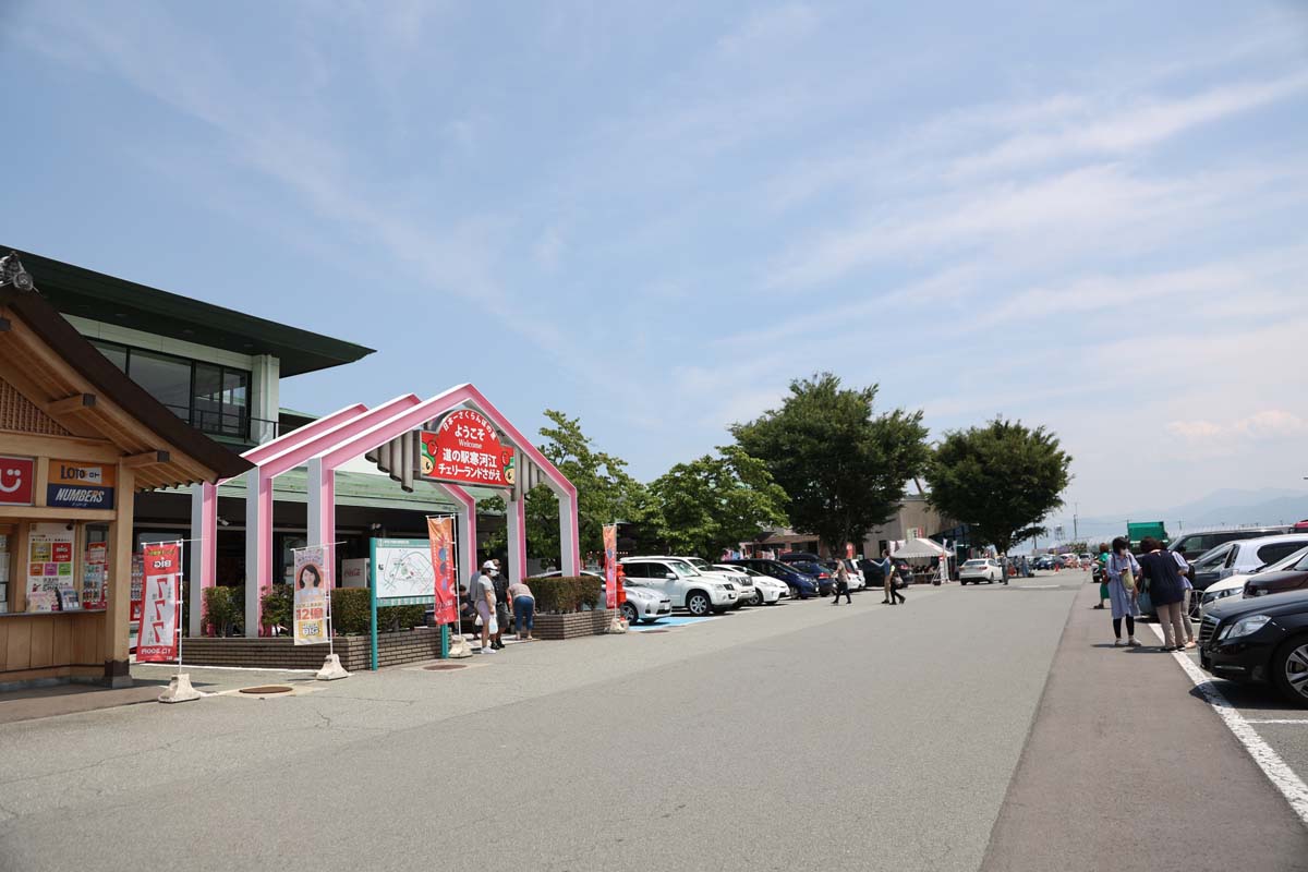 道の駅 寒河江 チェリーランド。奥にさくらんぼ会館がある
