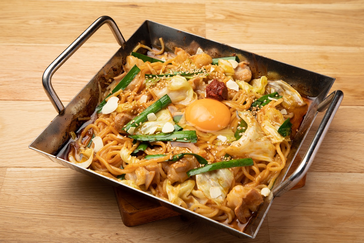 もつ鍋をアレンジ！ホルモン焼きちゃんぽん1380円