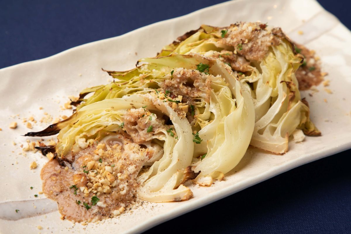 キャベツロースト　こだわりナッツソースをのせて550円