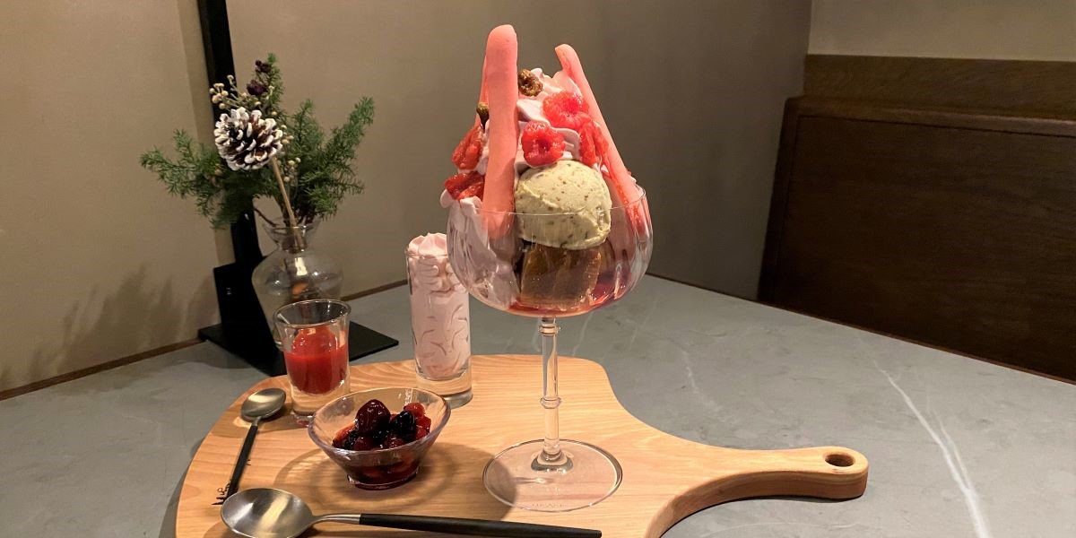 新宿「喫茶パステト」は、猿田彦珈琲のコーヒー飲み比べと大人パフェを楽しめるモダンな喫茶店！