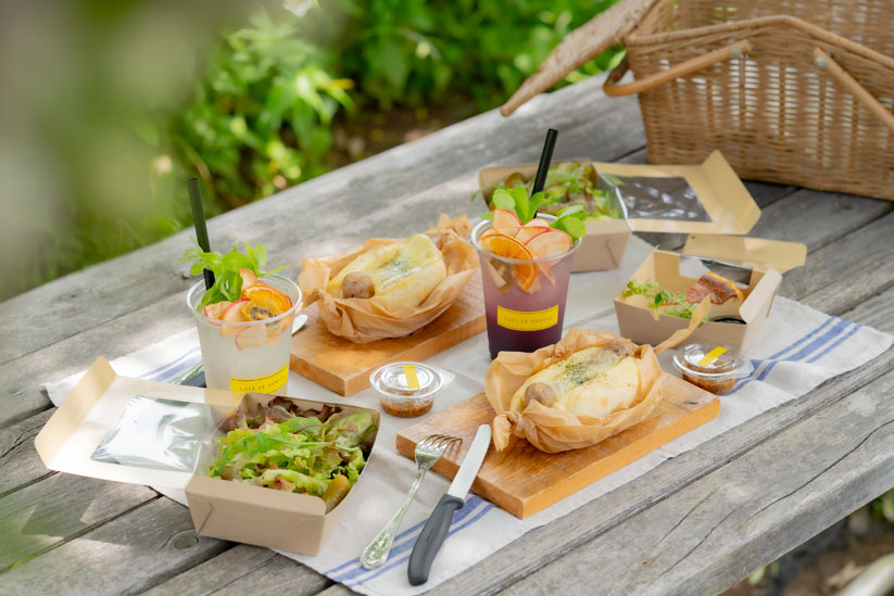 ピクニックセット1500円、自家農園ぶどうジュースがベースのノンアルコールサングリア700円〜