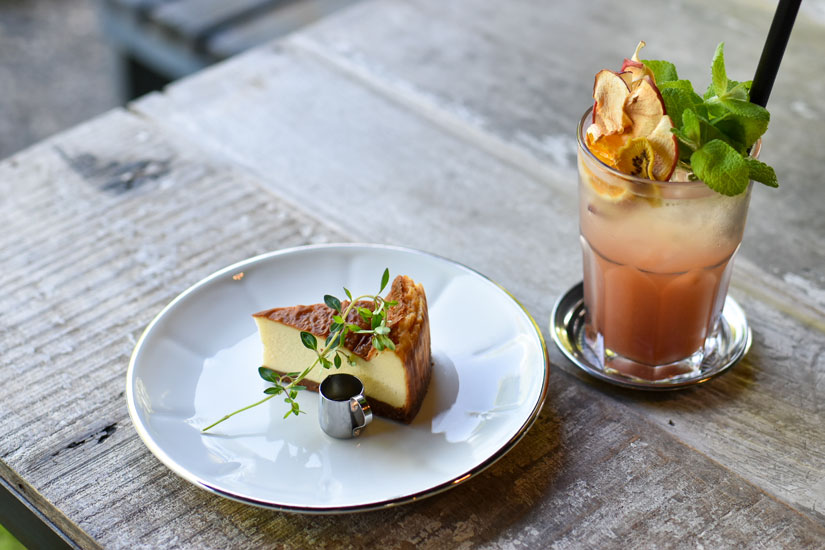 ガトーフロマージュ ガーデンソイル初夏のはちみつ添え650円、オリジナルサングリア700円〜(アイス800円〜)