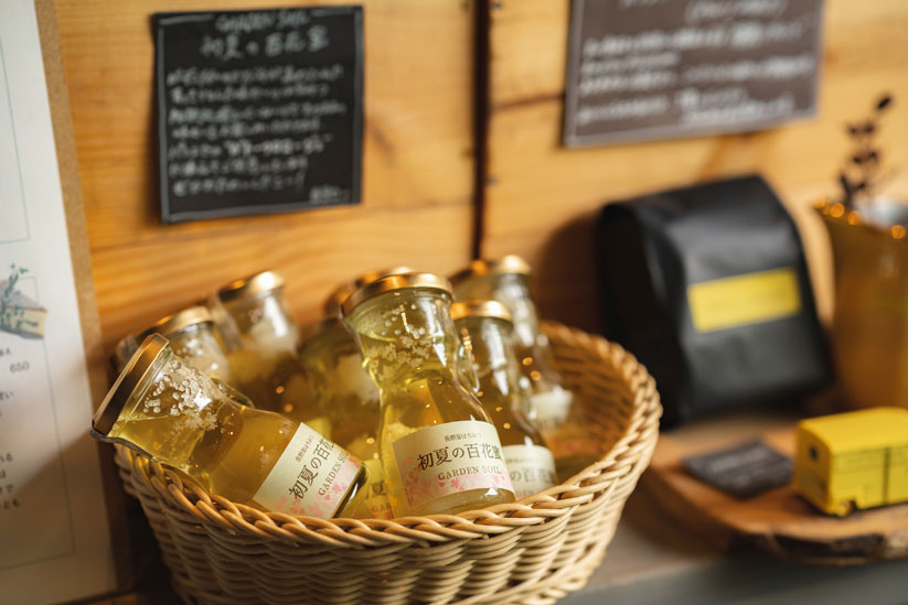 ガーデンソイルで養蜂家が採蜜したハチミツ「初夏の百花蜜」880円