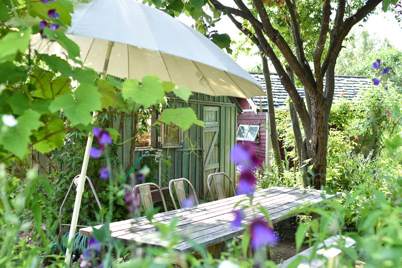 手作りの小屋の前に、ひっそりとテーブルが