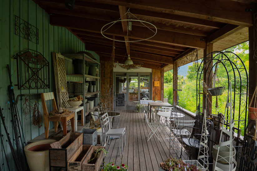 ガーデンソイルの建物のテラスがカフェスペースに