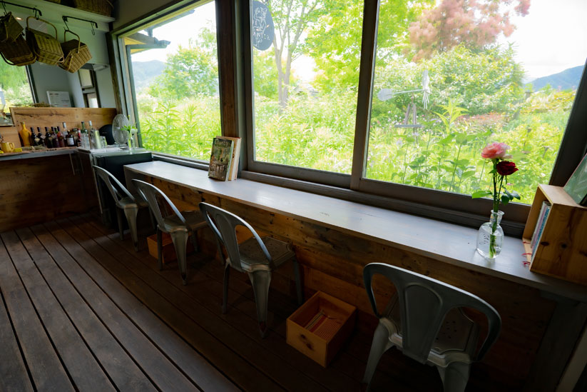 大きな窓からガーデンの緑を見渡すカウンター