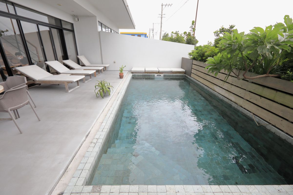 プールにはジャグジーも付いています（冬期はクローズ期間あり）