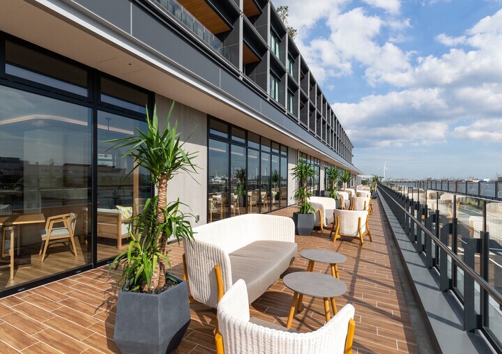 「Larboard」のテラス席