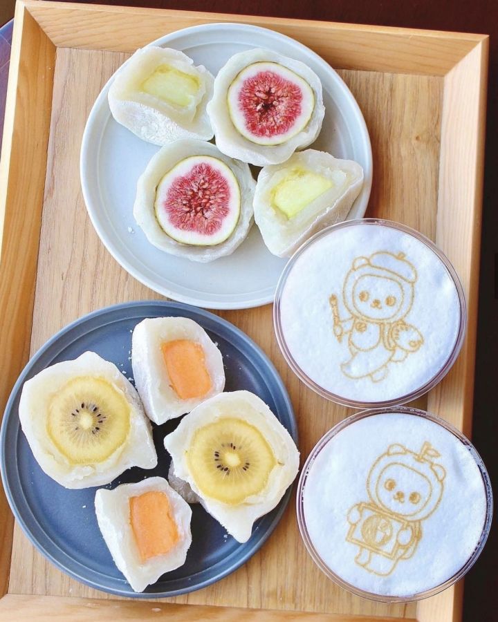(上から)無花果大福 825円、青肉メロン大福 594円、赤肉メロン大福 594円、ゴールドキウイ大福 891円、アルクマラテ 385円〜 ※仕入時期により価格の変更あり