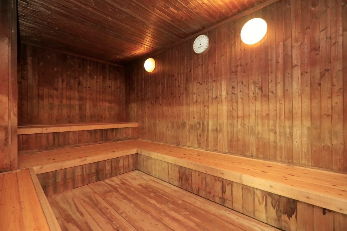 コの字型に座席が配置されたサウナ