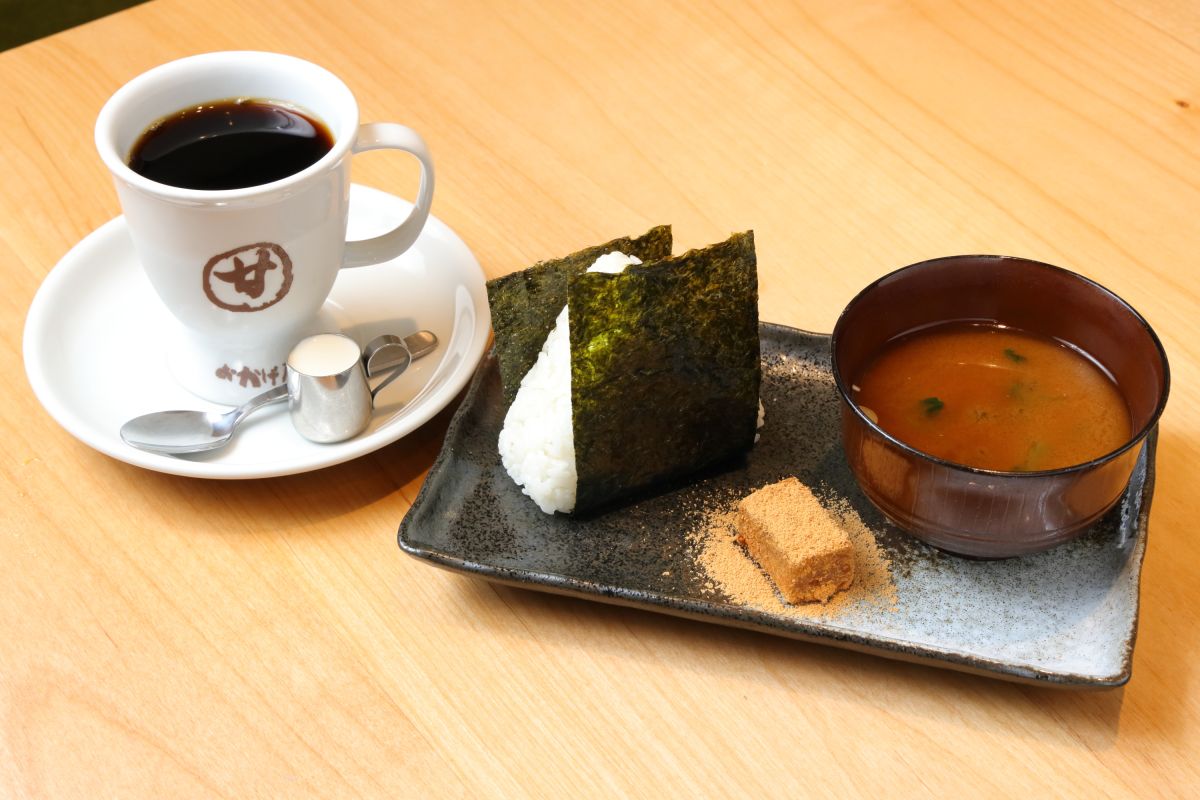 午前11時まで提供される「おにぎりセット」（数量限定）。ドリンク代のみでおにぎり、味噌汁、わらび餅が付く（ブレンド珈琲の場合540円）