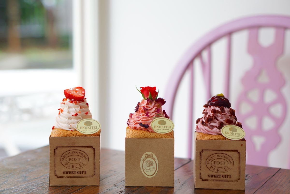 「えの木ていグルメシフォン」（左から）いちご、ローズ、チェリーショコラ 各680円