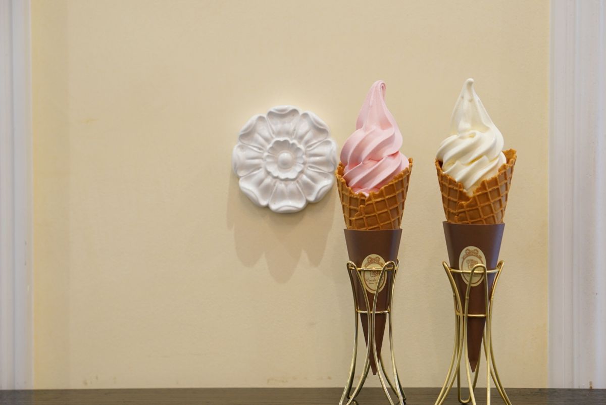 ）左から「元町ローズソフト」「元町ミルクソフト」各600円