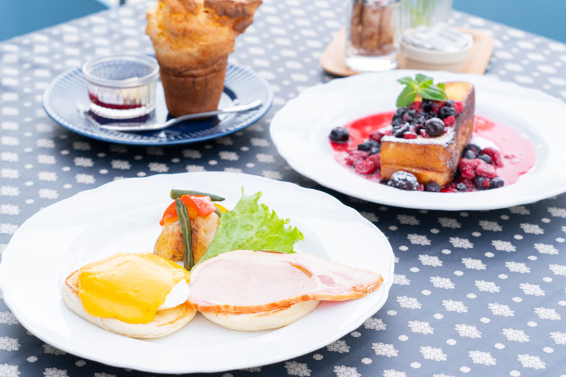 エッグベネディクト、ホームフライ付き（写真手前） 1400円、ポップオーバー500円（写真奥左）