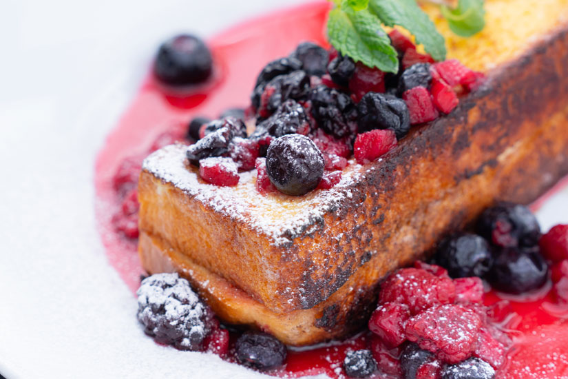 スタッフドフレンチトースト、ベリーソースのトッピング 1400円