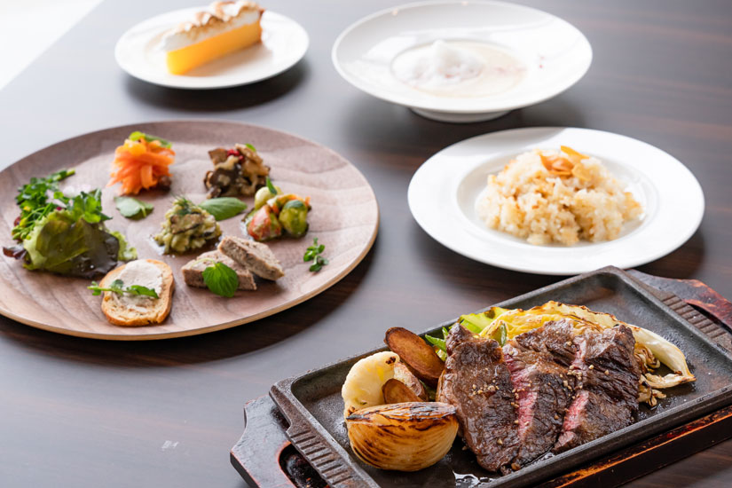 ランチのFeu Couse 3600円。内容は、本日の前菜6種盛り合わせ、スープ、赤城牛のステーキ（150g）、ガーリックライス、本日のデザート、食後の飲物。ステーキは自家製ハンバーグに変更可、ガーリックライスはライスに変更可