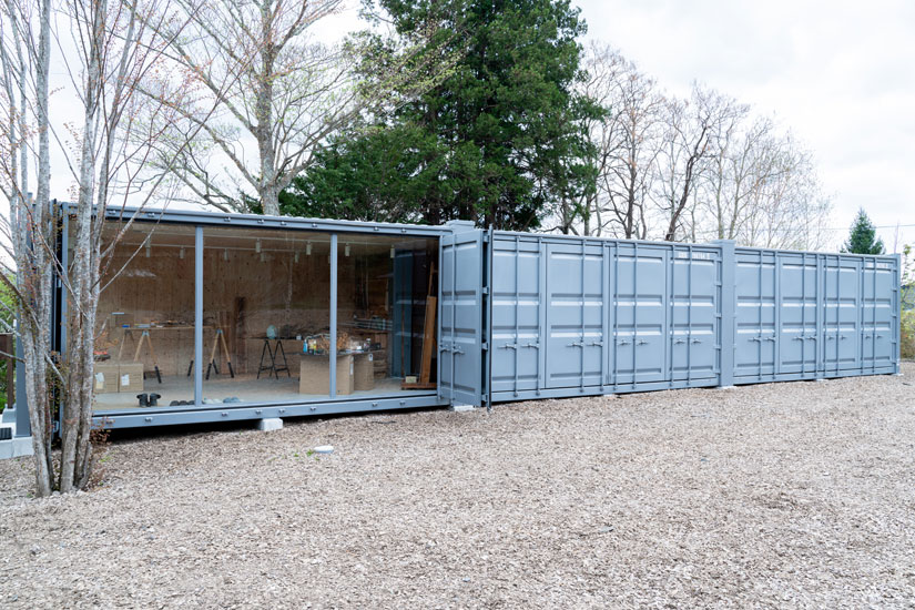 ライトブルーのコンテナハウスが印象的