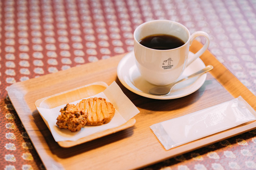 ハンドドリップコーヒー 600円、クッキー2種（チョコチップ、ピーナツバター） 300円