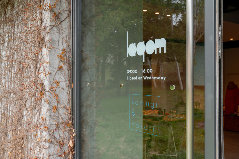 lagomはツタの絡まるモダンな外観が印象的