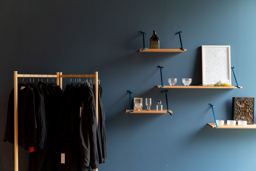 一枚板のテーブルやペーパーコードチェアなどの家具を自分好みにオーダーしよう