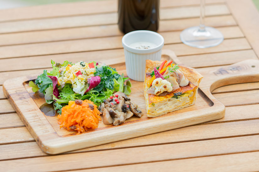 自家製ベーコンと野菜のキッシュプレート（ドリンク、サラダ付） 1500円