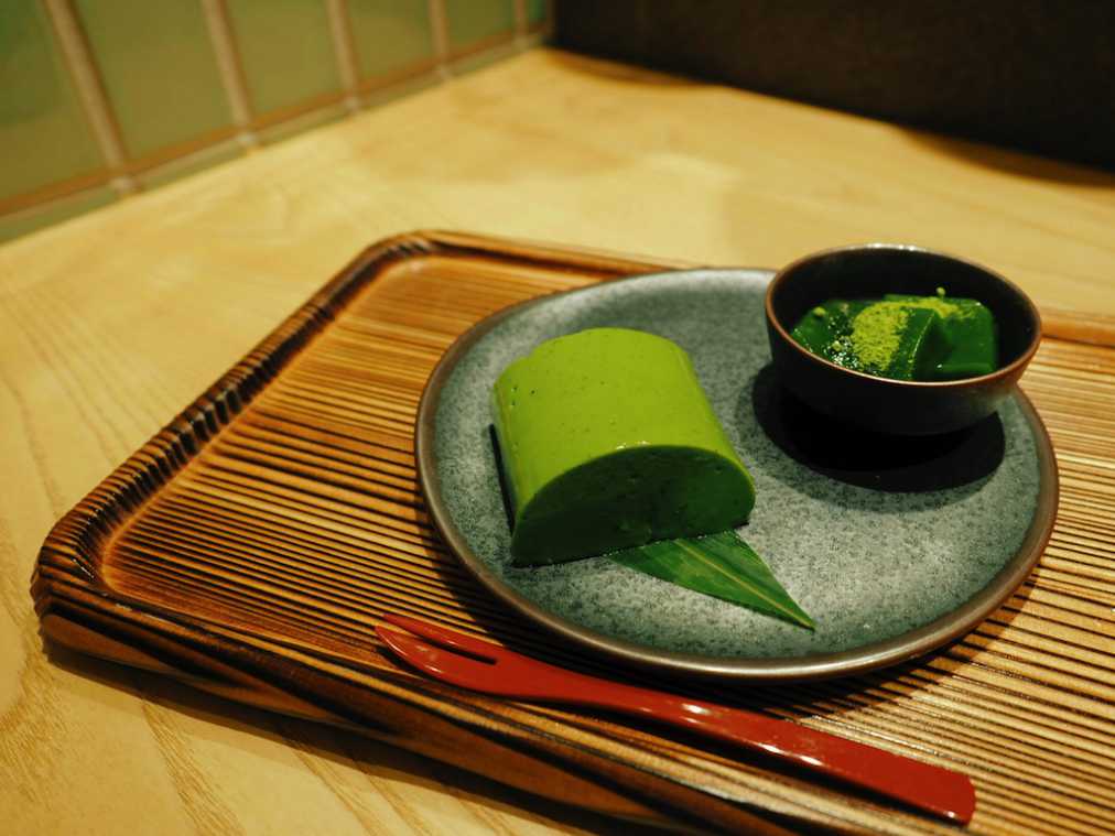 写真左より、「抹茶葛ねり」、「抹茶わらび餅」
