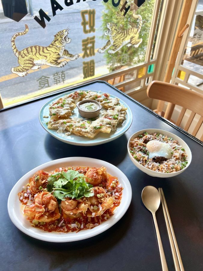 奥側がトリュフカムジャン（14300ウォン）<BR>右側がカルビトッパッ（5800ウォン）<br>左が、バサッセウマンドゥ（12800ウォン）