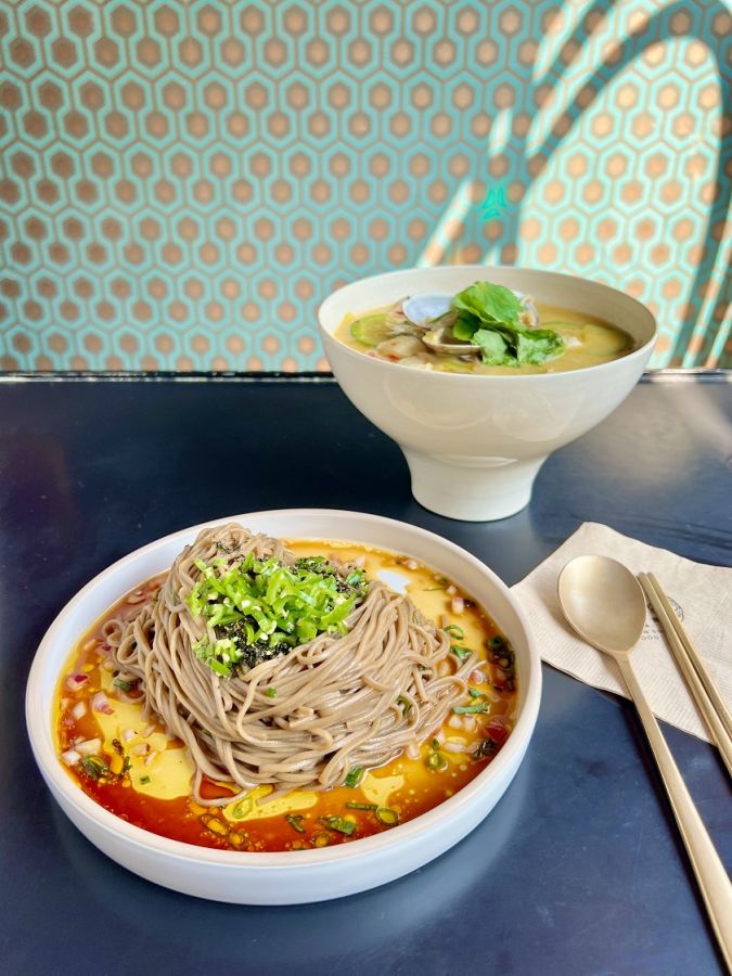 奥がボンゴレカルグクス（10300ウォン）<BR>手前がドゥルキルムメミルグクス（8800ウォン）