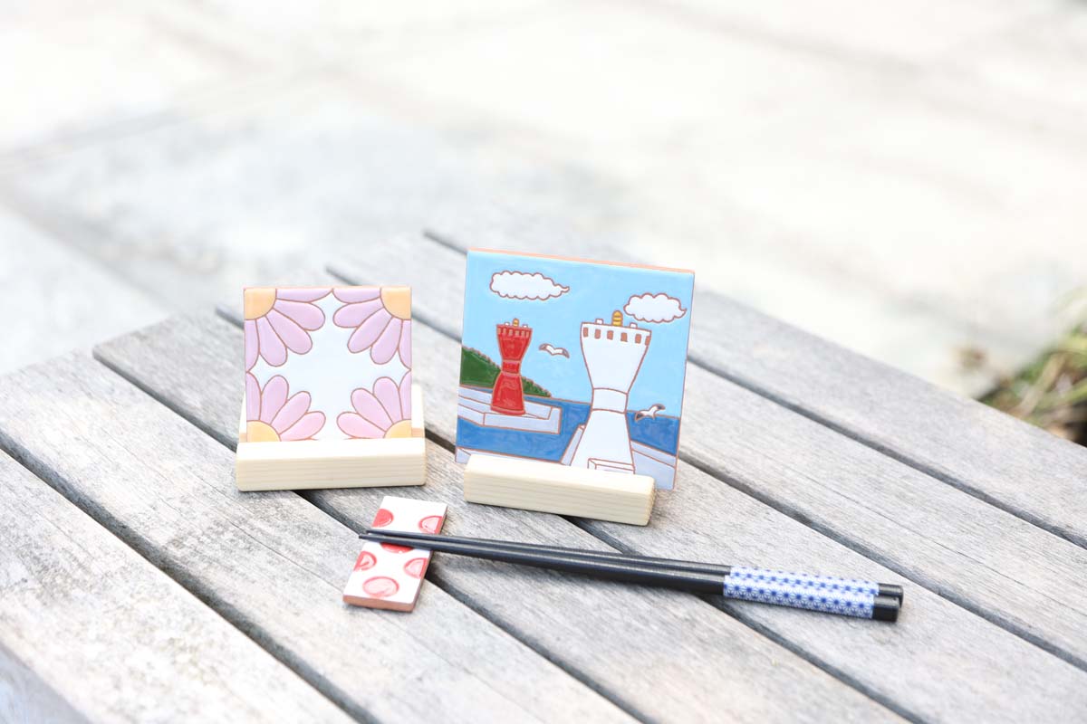 【左】コースタータイル(7.5cm×7.5cm)1760円【右】絵タイル(10cm×10cm)3630円【下】箸置き880円