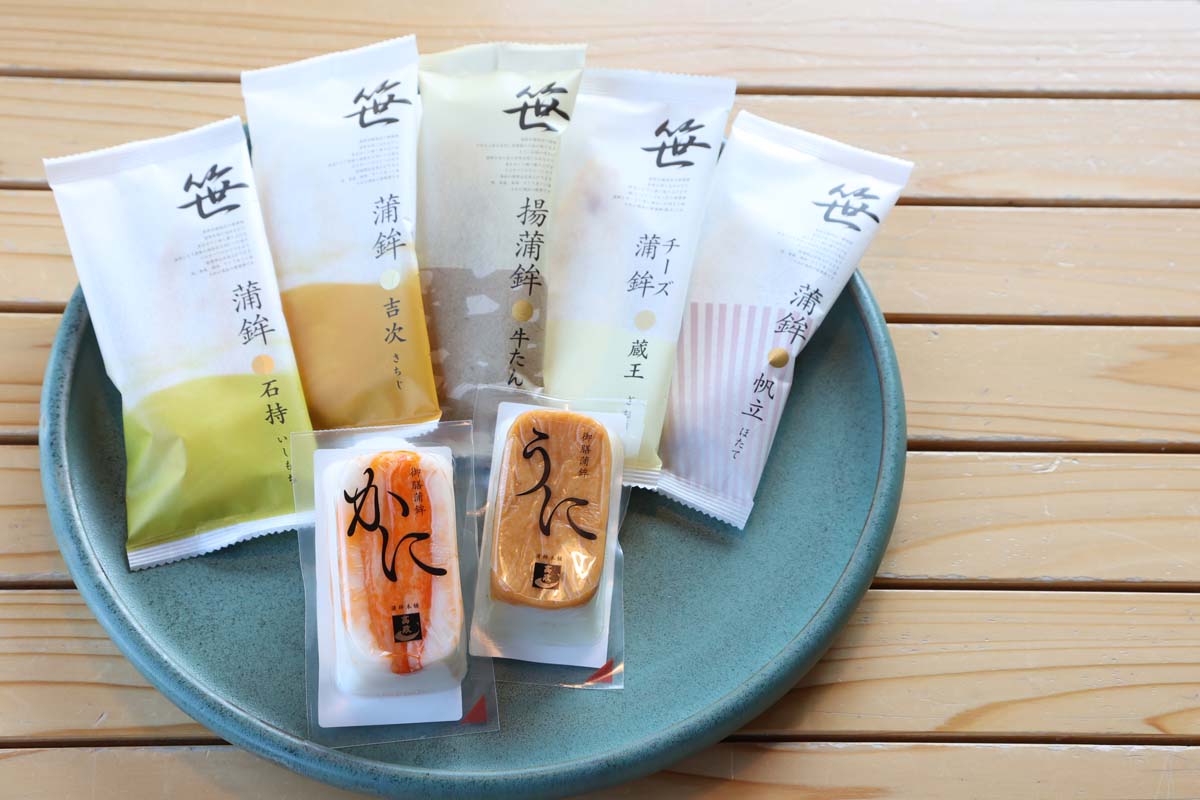 【奥】笹かまぼこ 1枚184円(吉次は206円)【手前】御膳蒲鉾(うに・かに)1本648円