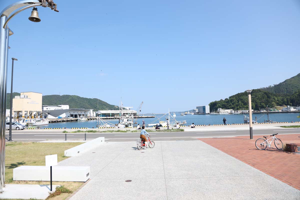 女川港を見つめる