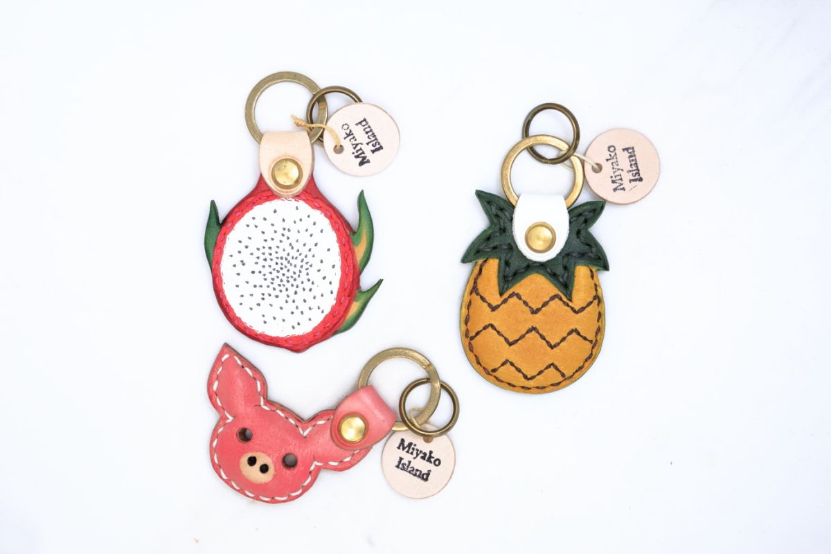 南国モチーフのレザーキーリング3300円〜