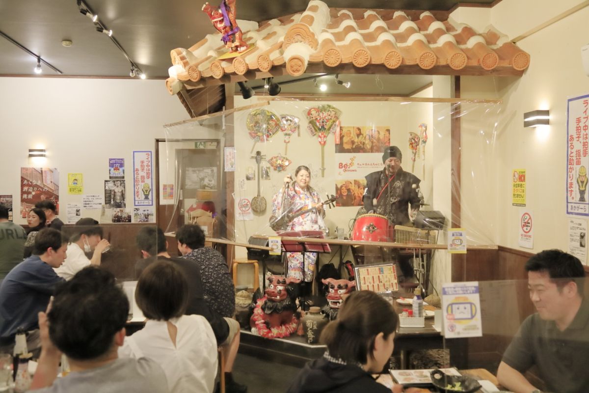 赤瓦屋根のステージで行われる島唄ライブ