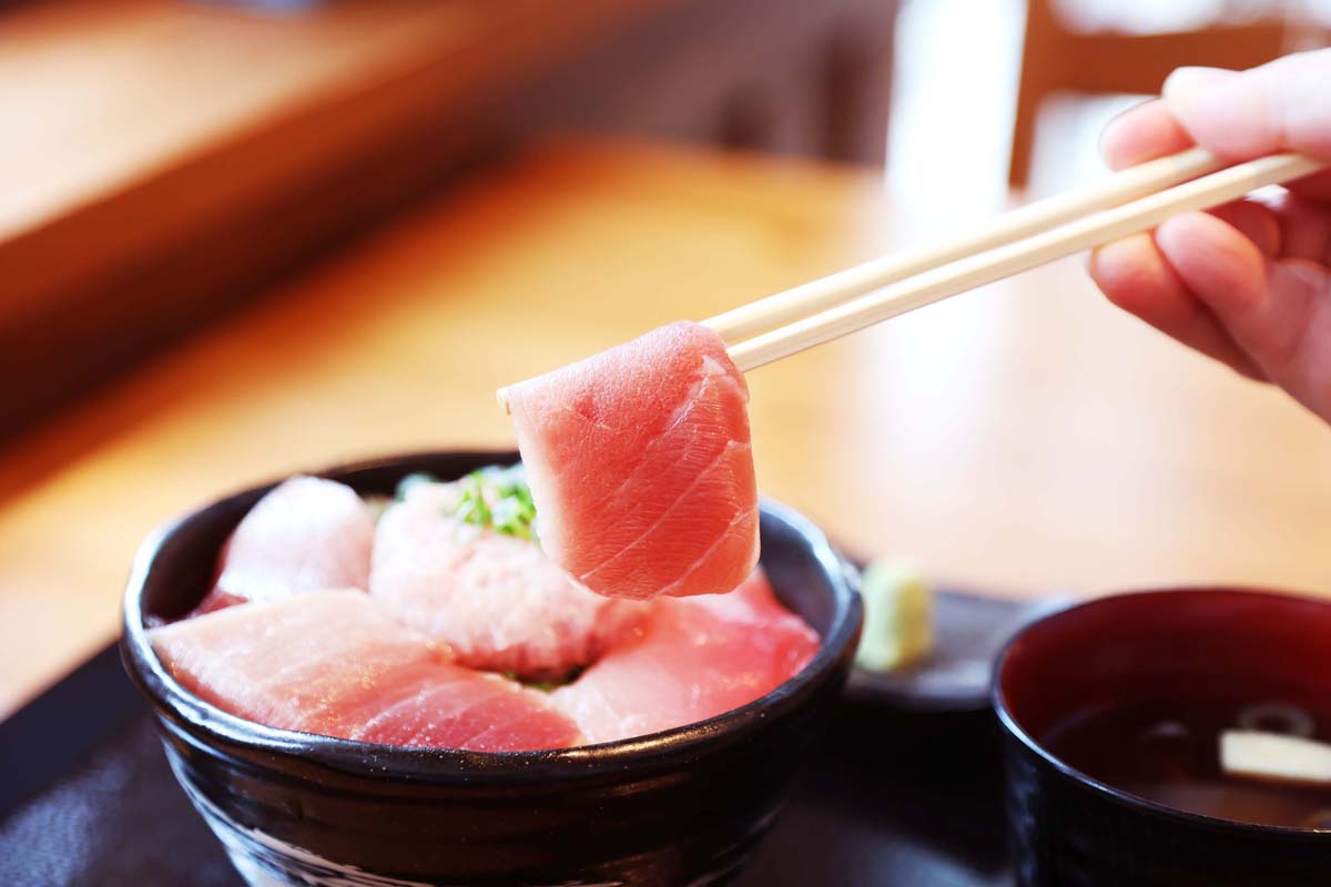 まぐろ三食丼(上) 1300円