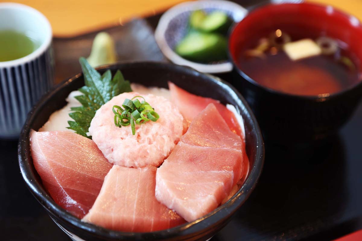 まぐろ三食丼(上)