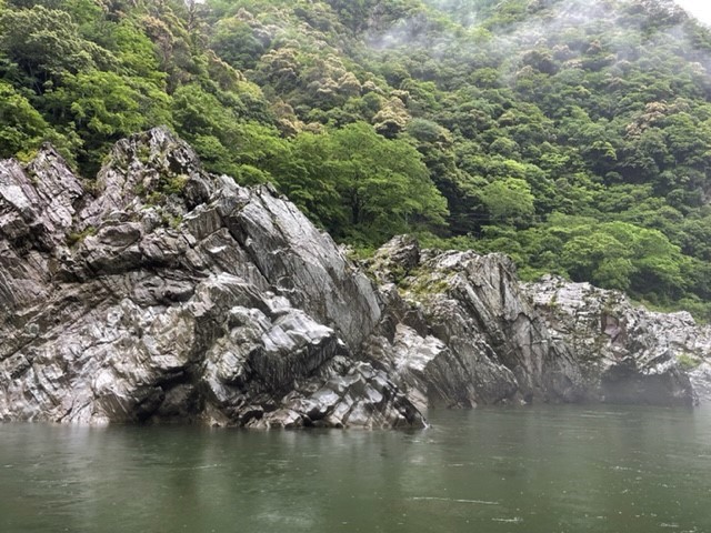 国の天然記念物にも指定されている約1億年前の結晶片岩が目の前に！