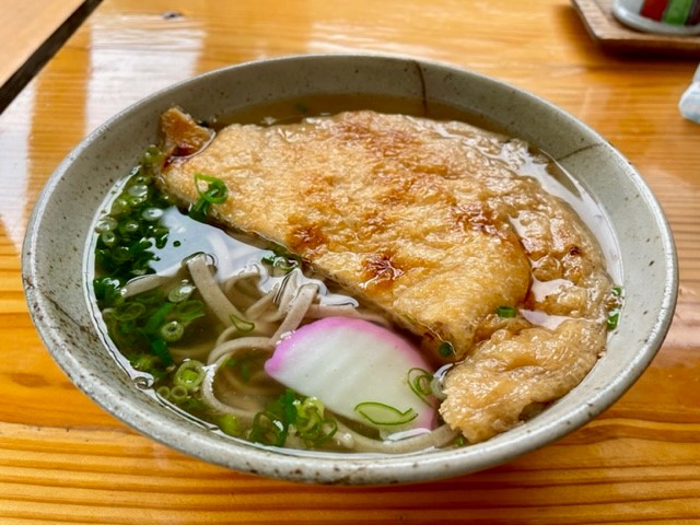 大歩危の名物の大きな油揚げがのった「ぼけあげそば」1,000円