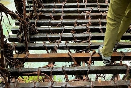 足を踏み出すとギシギシと揺れ、スリル満点！