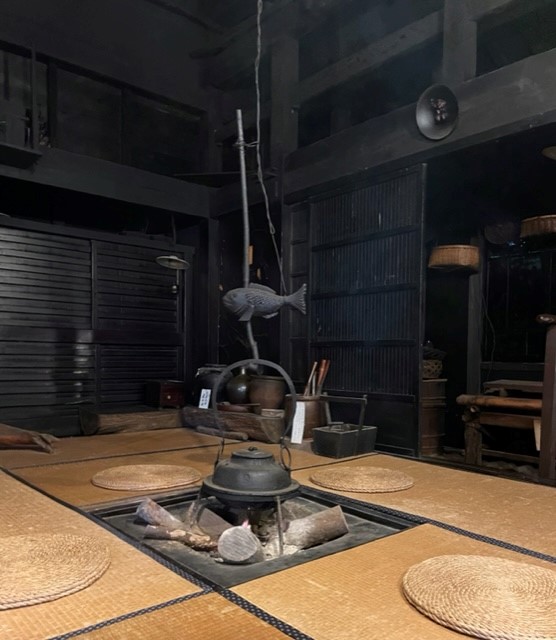 200年近くにわたり作り出された茅葺の屋根裏・合掌造り(けや木)の黒艶　※通常館内は撮影禁止。