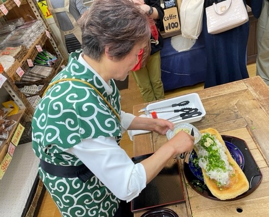 マートの女将が調理方を教えてくれました！