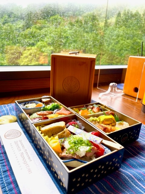 のどかな車窓の風景を眺めながら、幸せなお食事タイム