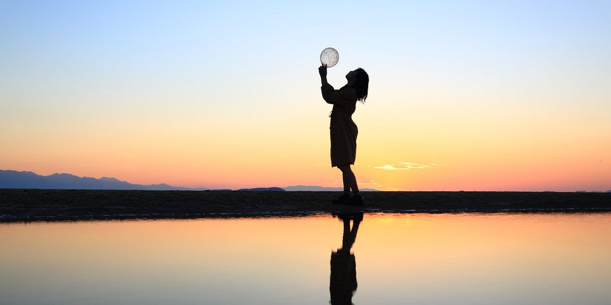 高台にある一棟貸しのゲストハウス。窓一面の瀬戸内海に息をのんで【燧-Hiuchi-（香川県 三豊市）】
