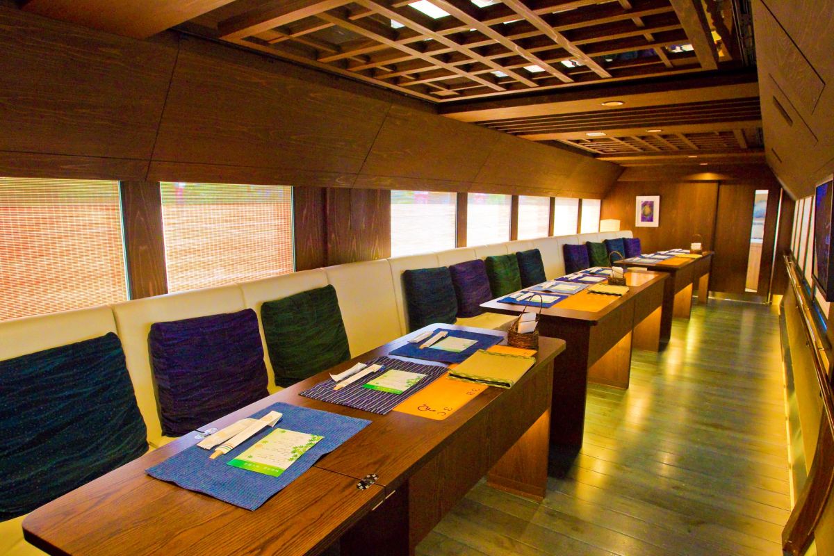 四国まんなか千年ものがたり 2号車