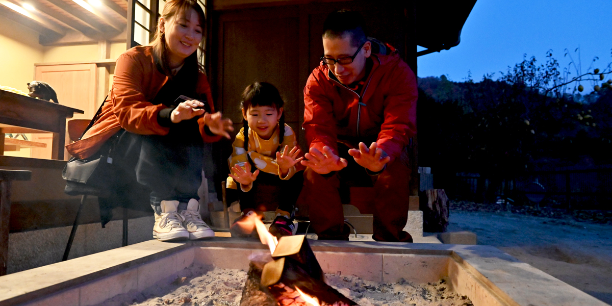 高台に立つ絶景の古民家を貸し切って、家族仲良く昔遊びを楽しもう【もしもしの家（山梨県 甲州市）】
