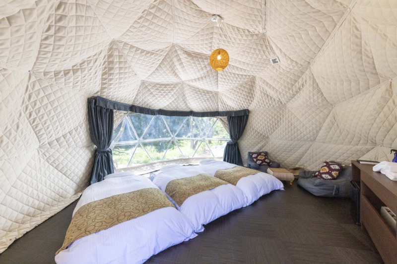 ドーム内はベッド完備のゆったりとした空間